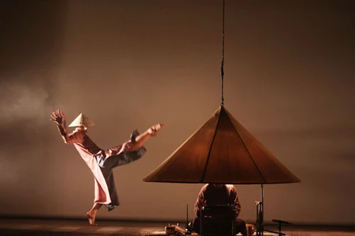 Lần đầu tiên biểu diễn "Nón" tại Hà Nội