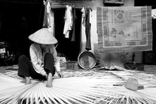 "Bàn tay khâu lá"