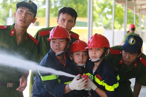 Học kỹ năng tự vệ trong trại hè cứu hỏa