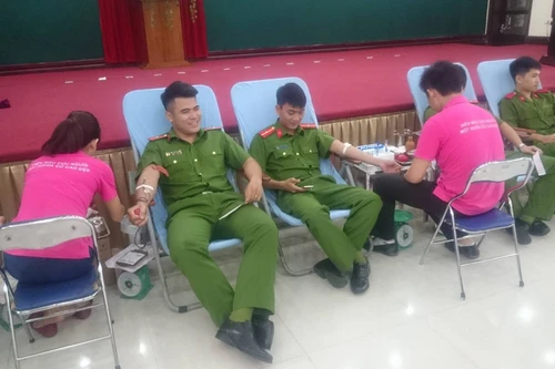 Đoàn viên Công an quận Hoàn Kiếm tham gia hiến máu tình nguyện