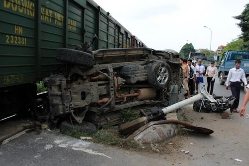 Danh tính các nạn nhân vụ tàu hỏa húc bật ngửa xe Lexus