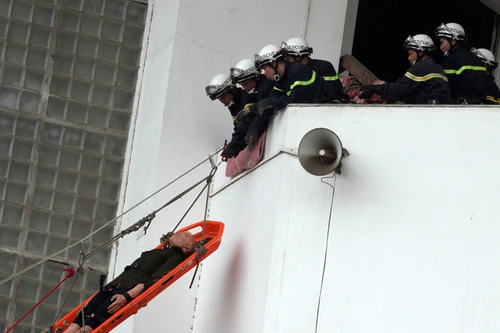 Diễn tập cứu người trong vụ cháy Cung thể thao Quần Ngựa