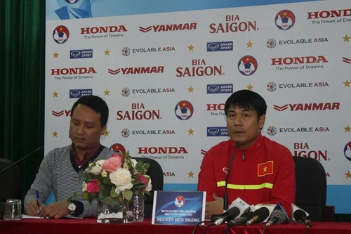 Gọi riêng Văn Quyết lên phòng, HLV Hữu Thắng khuyên gì?