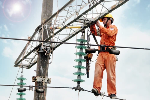 Thợ điện Thủ đô “oằn mình” dưới nắng lửa 43 độ C