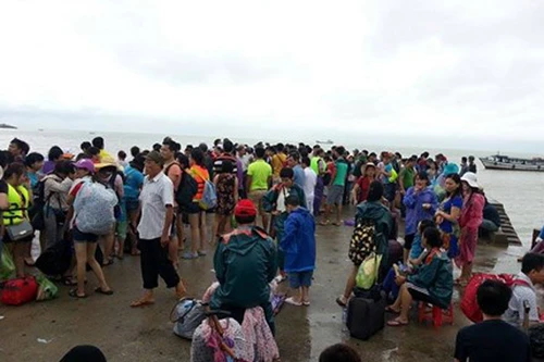 Du khách dồn ra cầu cảng Cô Tô ngóng tàu trở về đất liền