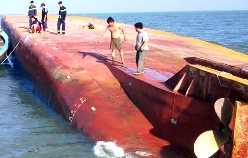 Sà lan bị tàu biển đâm chìm, một người mất tích