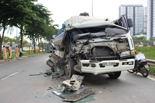 Tài xế may mắn thoát chết trong cabin nát bét sau tai nạn