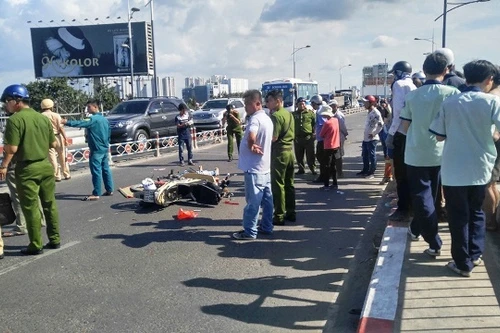 Va liên tiếp trúng 2 ô tô, nam thanh niên đi xe máy tử vong