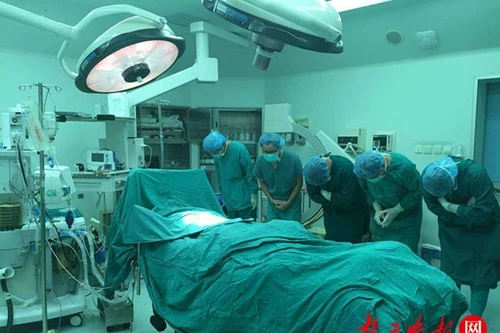 Tập thể y bác sỹ cúi đầu trước sự ra đi ý nghĩa của chàng trai trẻ