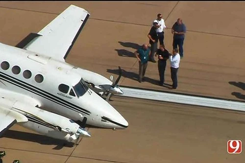 Xem máy bay Mỹ hạ cánh bằng... mũi