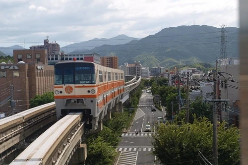 Mát mắt với cây xanh dưới gầm đường sắt trên cao ở châu Á