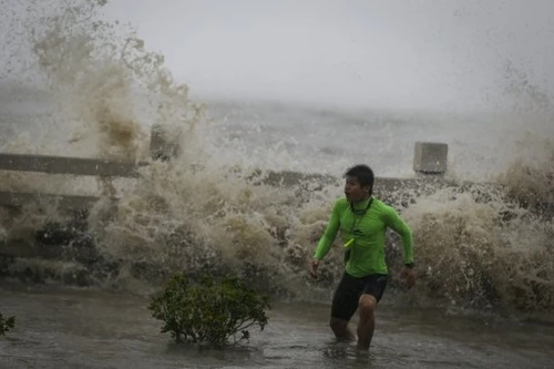 Tỉnh Hải Nam (Trung Quốc) "tê liệt" vì bão Sarika