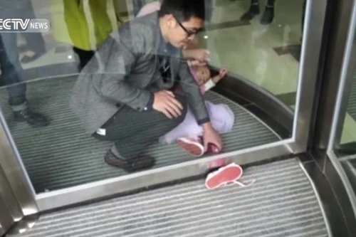  Thót tim, bé gái 4 tuổi mắc chân vào cửa xoay