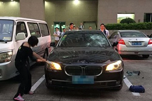 Vợ nổi cơn ghen, đập nát "xế hộp" BMW hơn 3 tỷ đồng của chồng