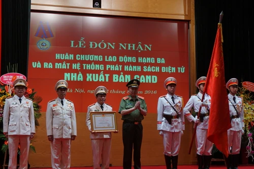 NXB Công an nhân dân đón nhận Huân chương Lao động hạng Ba 