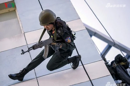 Báo Trung Quốc khen ngợi kỹ năng tác chiến của nữ cảnh sát đặc nhiệm Việt Nam
