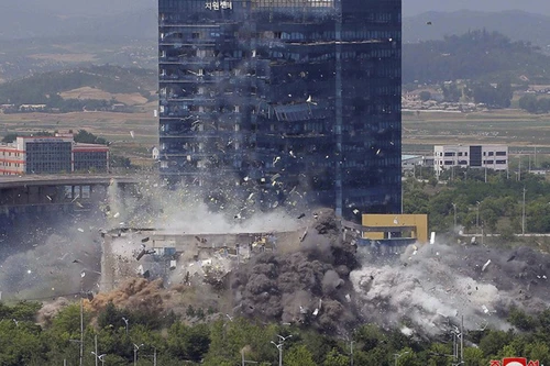 [ẢNH] Tại sao Văn phòng Liên lạc Hàn - Triều bị giật sập bằng thuốc nổ?