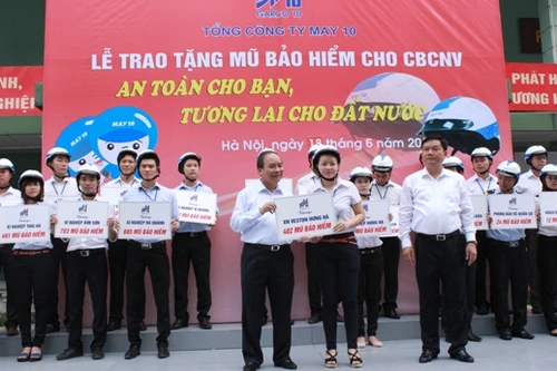 Tổng công ty May 10 trao tặng mũ bảo hiểm cho cán bộ công nhân viên