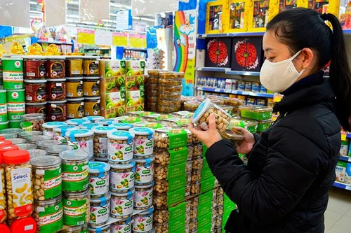 Vắng khách, siêu thị khuyến mãi hàng Tết rầm rộ