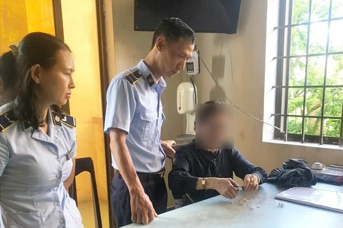 Tiêu hủy hàng loạt vàng, bạc trang sức giả mạo nhãn hiệu Chanel