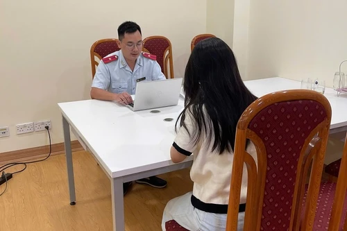 Xử phạt một phụ nữ vì sử dụng hình ảnh có “đường lưỡi bò” khi giảng dạy 