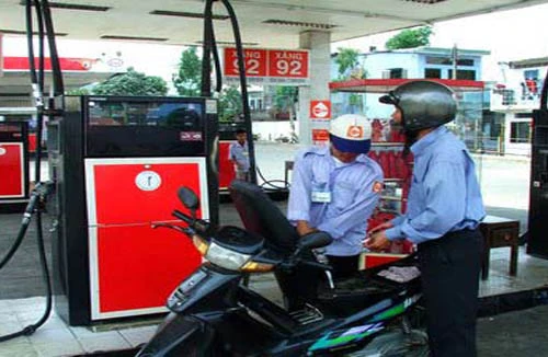 Giảm giá dầu, giữ nguyên giá xăng