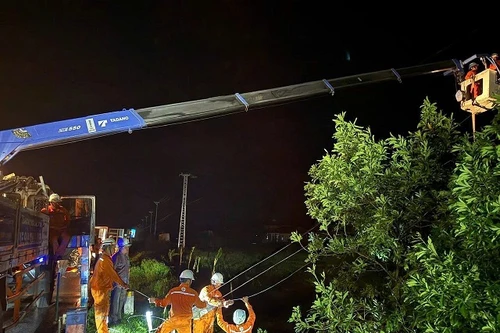 Hàng triệu khách hàng tại miền Bắc và miền Trung vẫn bị mất điện do bão Bualoi