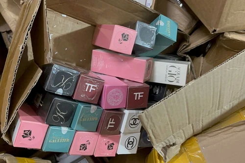 Phát hiện kho nước hoa nghi giả thương hiệu nổi tiếng giữa phố cổ Hà Nội