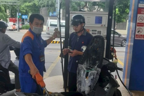 Giá xăng dầu tiếp tục giảm