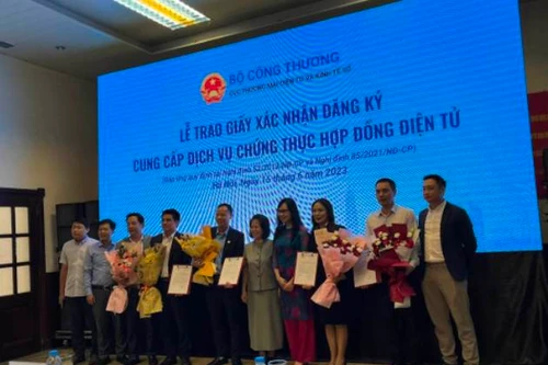 Trao Giấy xác nhận đăng ký cung cấp dịch vụ chứng thực hợp đồng điện tử cho 5 doanh nghiệp