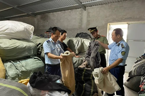 Bán quần áo 'second hand' không rõ nguồn gốc trên mạng xã hội, bị giữ trên 25 tấn hàng