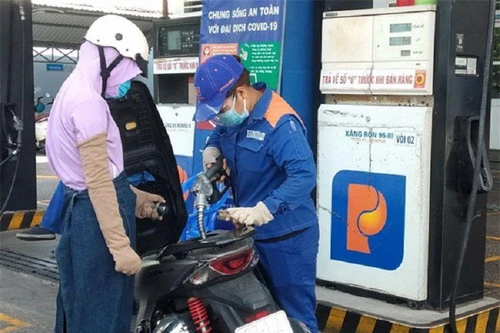 Giá xăng giảm hơn 1.100 đồng/lít từ chiều nay