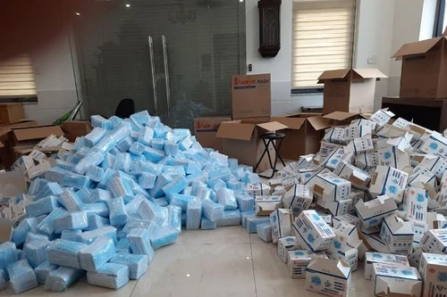 Đột kích 5 cơ sở sản xuất, thu giữ hàng triệu chiếc khẩu trang, găng tay y tế “rởm”