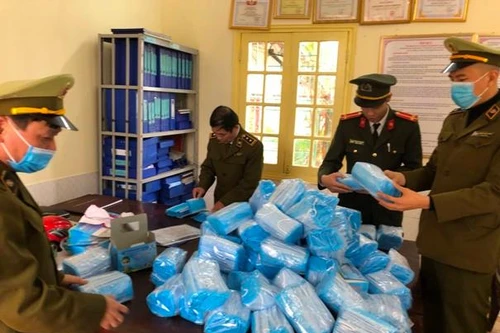 Đề xuất tiếp tục tạm ngừng kinh doanh tạm nhập, tái xuất găng tay, khẩu trang y tế chống dịch