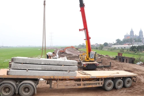 Đường dây 500 kV mạch 3: Nhiều địa phương còn vướng khâu bồi thường giải phóng mặt bằng