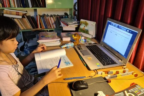 Học online, phụ huynh bức xúc vì mạng Internet chập chờn