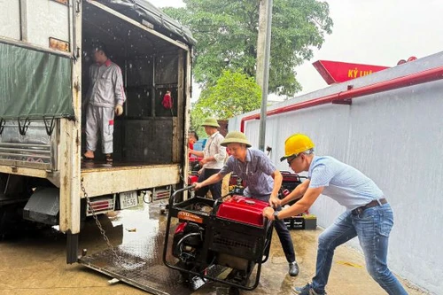 Nhà mạng hỗ trợ người dân sạc điện thoại, đảm bảo liên lạc trong bão Wipha