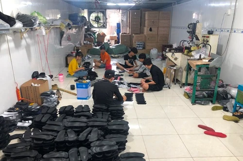 Bắt quả tang cơ sở sản xuất dép nghi nhái thương hiệu Adidas