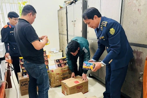 Bị phát hiện khi đang chở hơn 44kg pháo nghi nhập lậu bằng xe máy