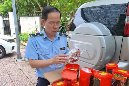 Tạm giữ 400 chiếc mặt nạ chống độc có dấu hiệu nhập lậu