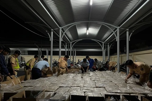 Phát hiện xe hàng vận chuyển 120.000 bao thuốc lá điếu nhập lậu, trị giá trên 3,5 tỉ đồng