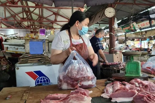 Hà Nội ngày đầu thực hiện Chỉ thị 16: Chợ đông đúc, chưa 8h đã hết thịt