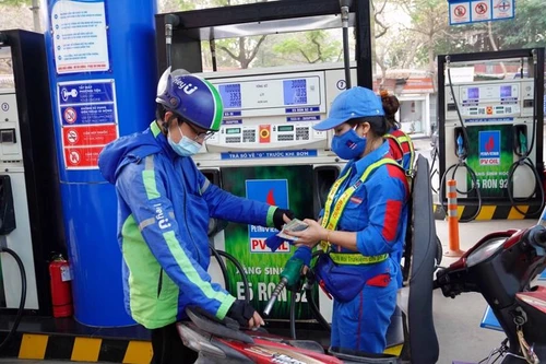 Giá xăng trong nước điều chỉnh nhẹ