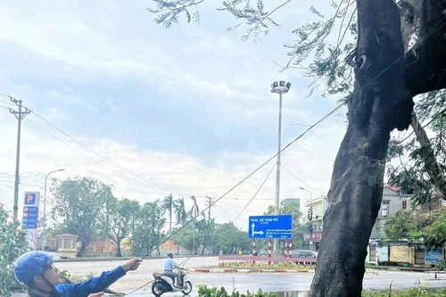 Khôi phục thông tin liên lạc sau bão gặp nhiều khó khăn