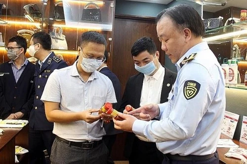 Hàng Tết giả lộng hành, cơ quan quản lý thị trường hướng dẫn cách phân biệt