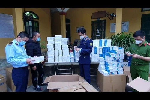 Phát hiện, tạm giữ lượng lớn kit test Covid-19 và viên nang Liên Hoa Thanh Ôn