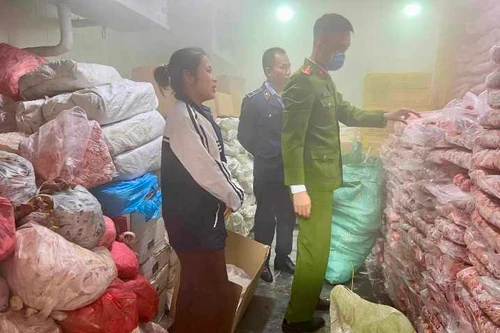 Hà Nội: Phát hiện kho mỡ bò, sụn lợn trôi nổi chuyên cấp cho các nhà hàng, cơ sở sản xuất xúc xích