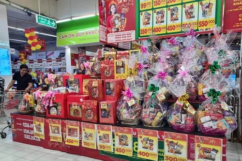Giỏ quà Tết lên kệ sớm, vắng khách mua