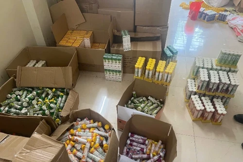 Hà Nội: Phát hiện nhiều loại kẹo trái cây, viên sủi... nghi là hàng giả