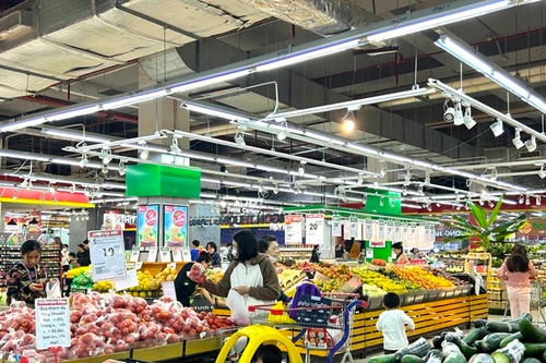 Hàng Tết đầy kệ, sức mua tăng dần